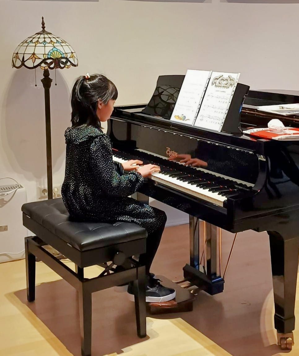 Mädchen spielt Flügel